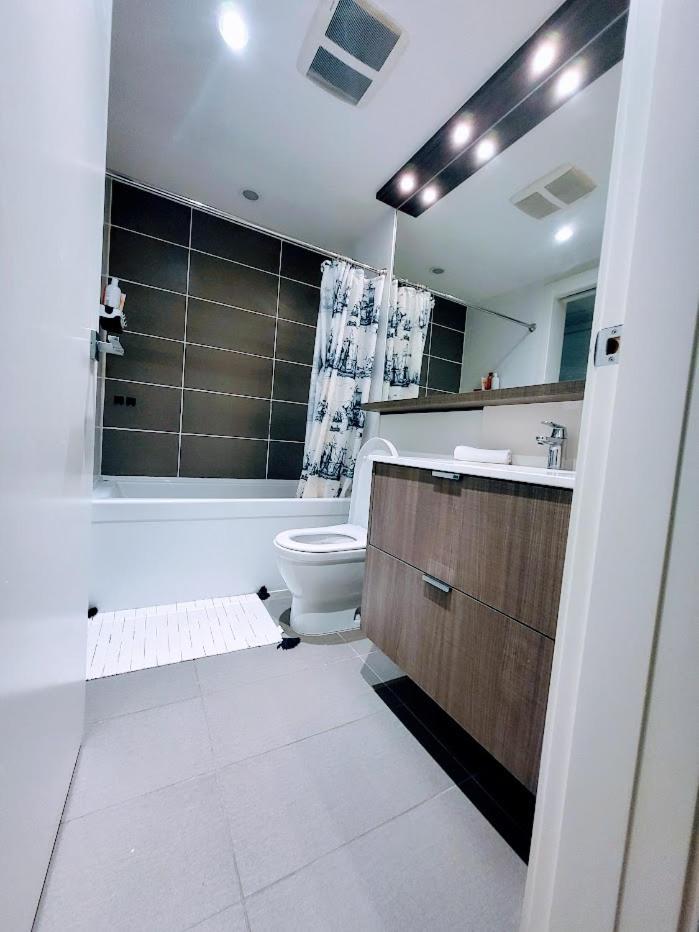 Your Perfect Escape - Modern Landmark Condo In Downtown Calgary - Free Parking- Premium Location Zewnętrze zdjęcie