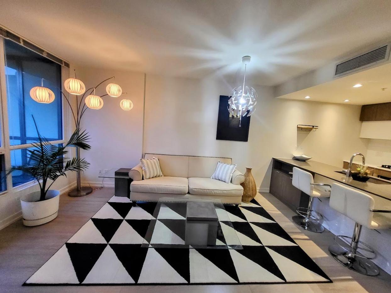 Your Perfect Escape - Modern Landmark Condo In Downtown Calgary - Free Parking- Premium Location Zewnętrze zdjęcie
