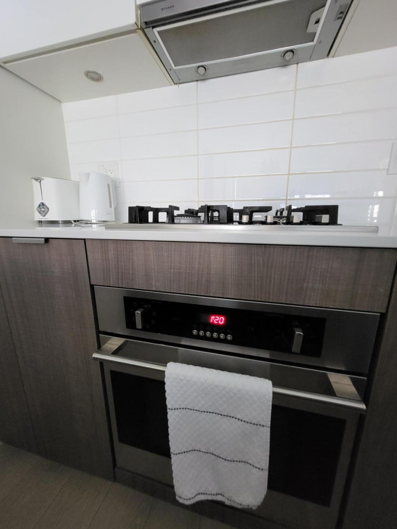 Your Perfect Escape - Modern Landmark Condo In Downtown Calgary - Free Parking- Premium Location Zewnętrze zdjęcie