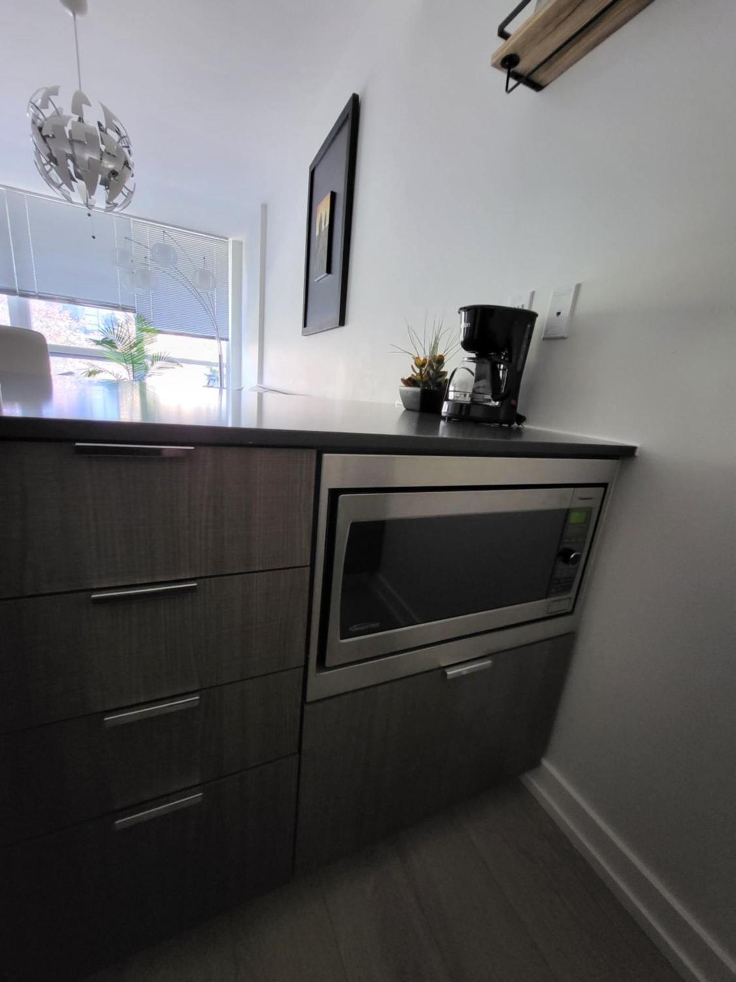 Your Perfect Escape - Modern Landmark Condo In Downtown Calgary - Free Parking- Premium Location Zewnętrze zdjęcie